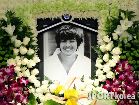 Family, friends and fans send Park Yong Ha off on his last journey 20100710