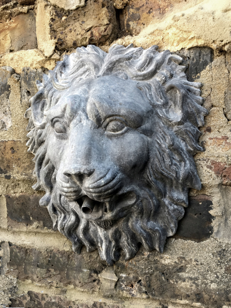 Tête de Bacchus et tête de lion M9210