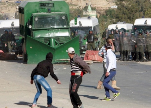 الجزائر احتجاجات من الشعب بسبب زيادة الاسعار والحكومة ترد بعنف 47900_10