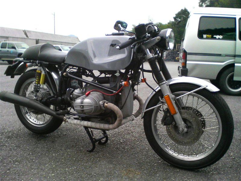 C'est ici qu'on met les bien molles....BMW Café Racer - Page 13 P110