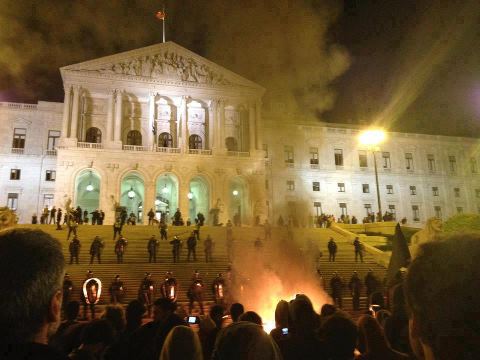 Πορτογαλία: Διαδηλώσεις κατά της Τρόικας έξω από το κοινοβούλιο 41684010