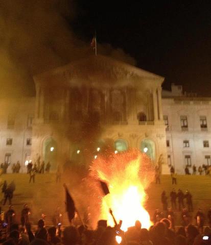 Πορτογαλία: Διαδηλώσεις κατά της Τρόικας έξω από το κοινοβούλιο 53590610