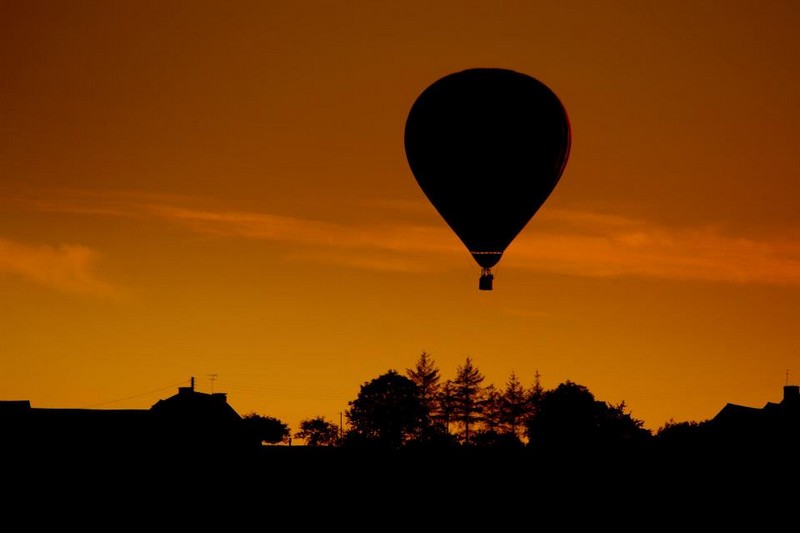 Montgolfière au crépuscule 24848410