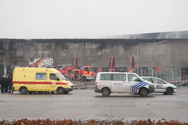 23/01/11 - Important incendie à IMAGIX Mons, un pompier décède 16458810