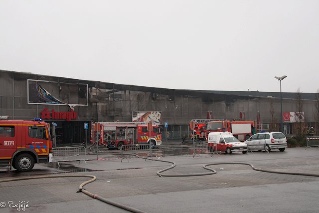 23/01/11 - Important incendie à IMAGIX Mons, un pompier décède 16875110