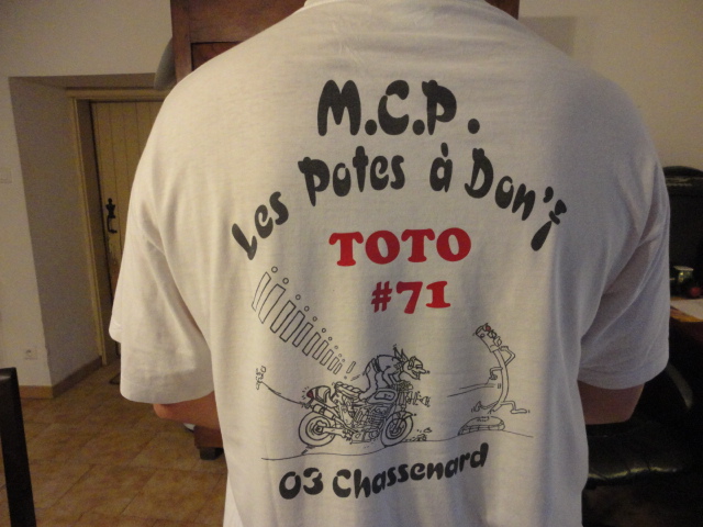 A venir : Casquettes et Tshirts MOTOPISTE !!! MAJ Page 55 - Page 15 Floc_a10