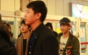 01.10.11 - SHINee (sans JH) à l'aéroport de Taiwan.  Aa343511