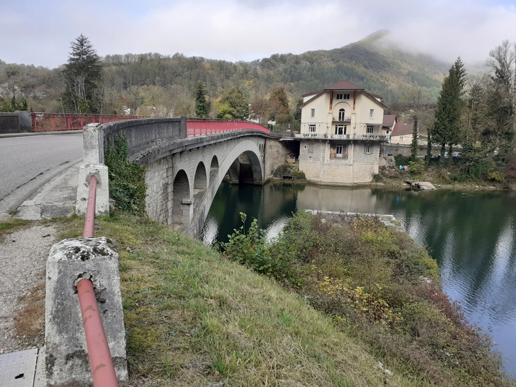 Deux triumph 400 , une Mash 400 dans les gorges de l'Ain et le haut Jura 20241120