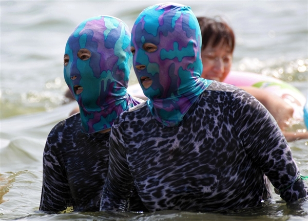 LOL! The Facekini Craze Hits China Beach! 12082110