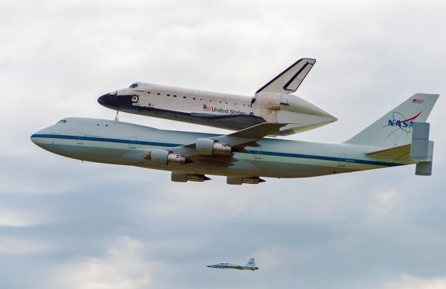 La navette spatiale Endeavour s'envole pour le California Science Center de Los Angeles Endeav17