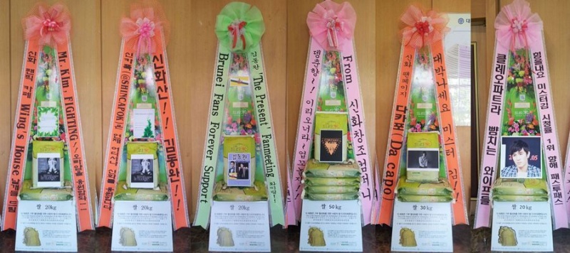 [8.10.12][News] Shinhwa fans created dreame rice wreath 5 years ago, Kim Dong Wan fanmeet support 55987310