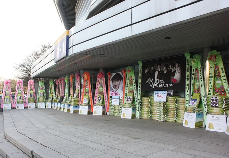 [8.10.12][News] Shinhwa fans created dreame rice wreath 5 years ago, Kim Dong Wan fanmeet support 55987312