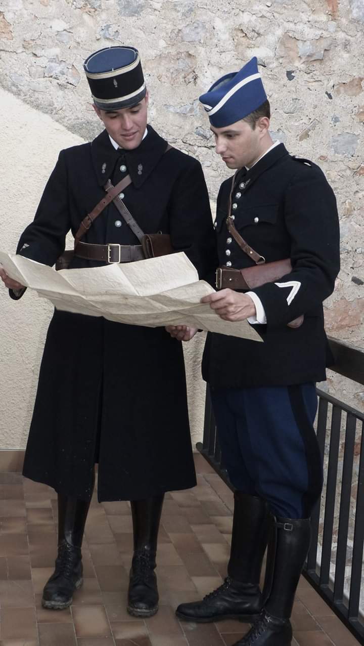 Gendarmes - Présentation des tenues de gendarmes à col aiglon et col ouvert. Inboun22