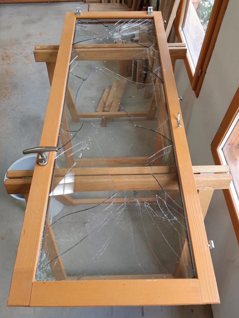 Changement vitrage cassé sur fenêtre de l'atelier 20190512