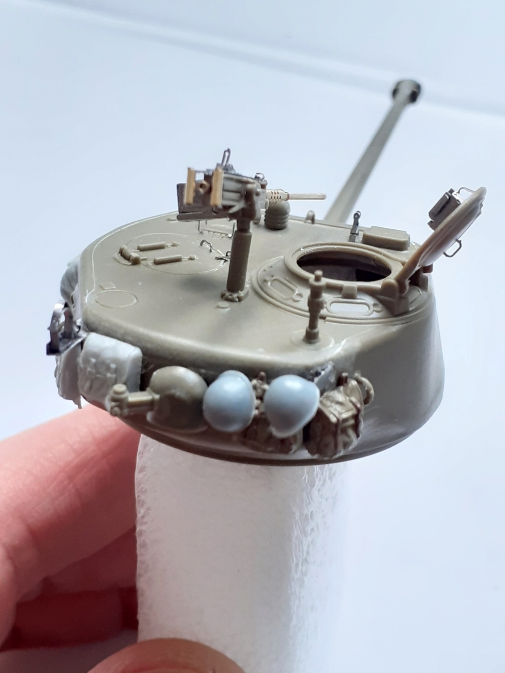 « Sur la Route H-4 » - M4A3E8 (76 mm) HVSS Sherman "Easy Eight" (Tamiya 1/48) - Page 3 20190690