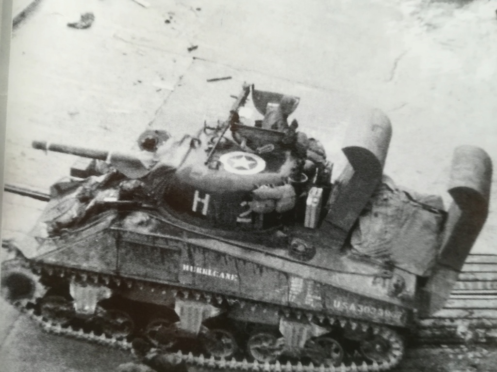 [Concours Overlord] Un Ouragan dans la Tempête - M4 Sherman - Omaha Beach 6 Juin 1944 (Heller 1/72) Img_1058