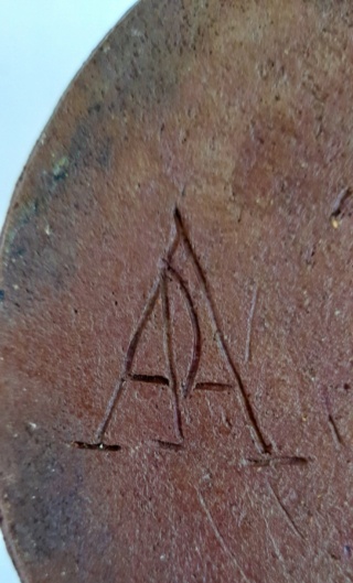 Pichet terre rouge monogramme incisé à identifier AP PA ? Paar610