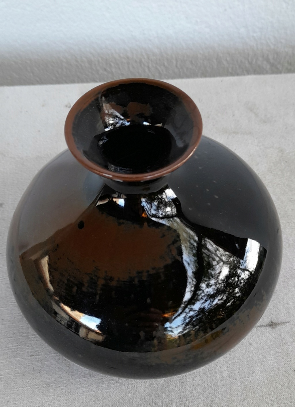 Vase porcelaine émaillé noir et cuivre  genre tenmoku signé JP ou dP V211