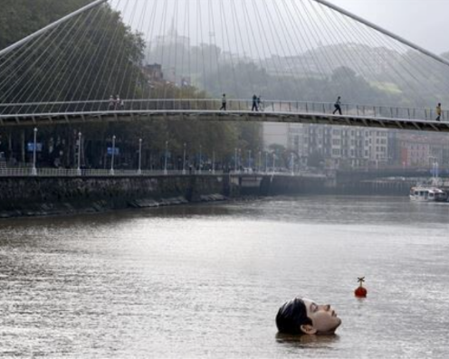 La escultura de una cabeza de niña emerge en las aguas de la ría de Bilbao Scree366