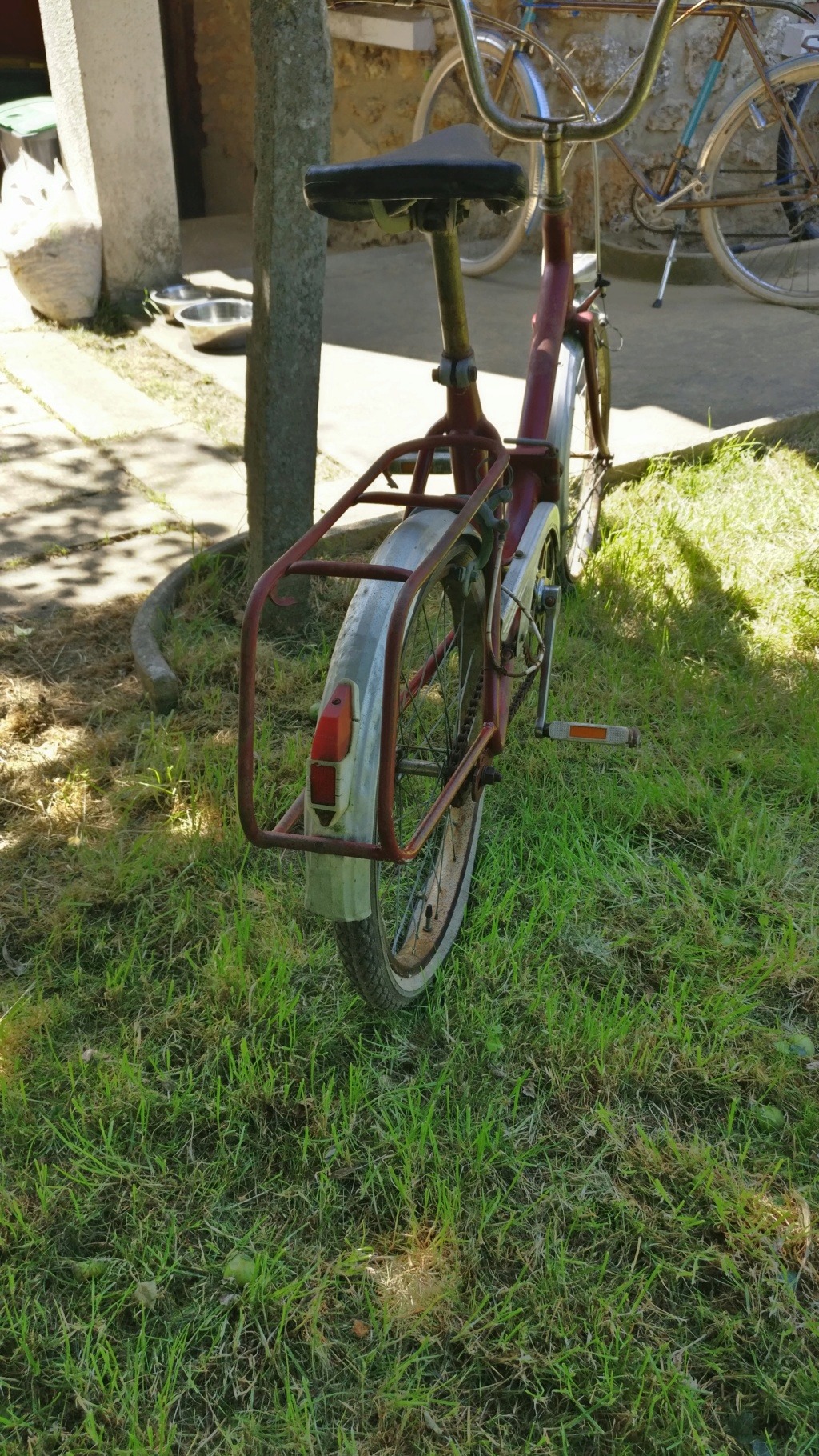 vélo - Un velo pliant rouge non identifié. Img_2552