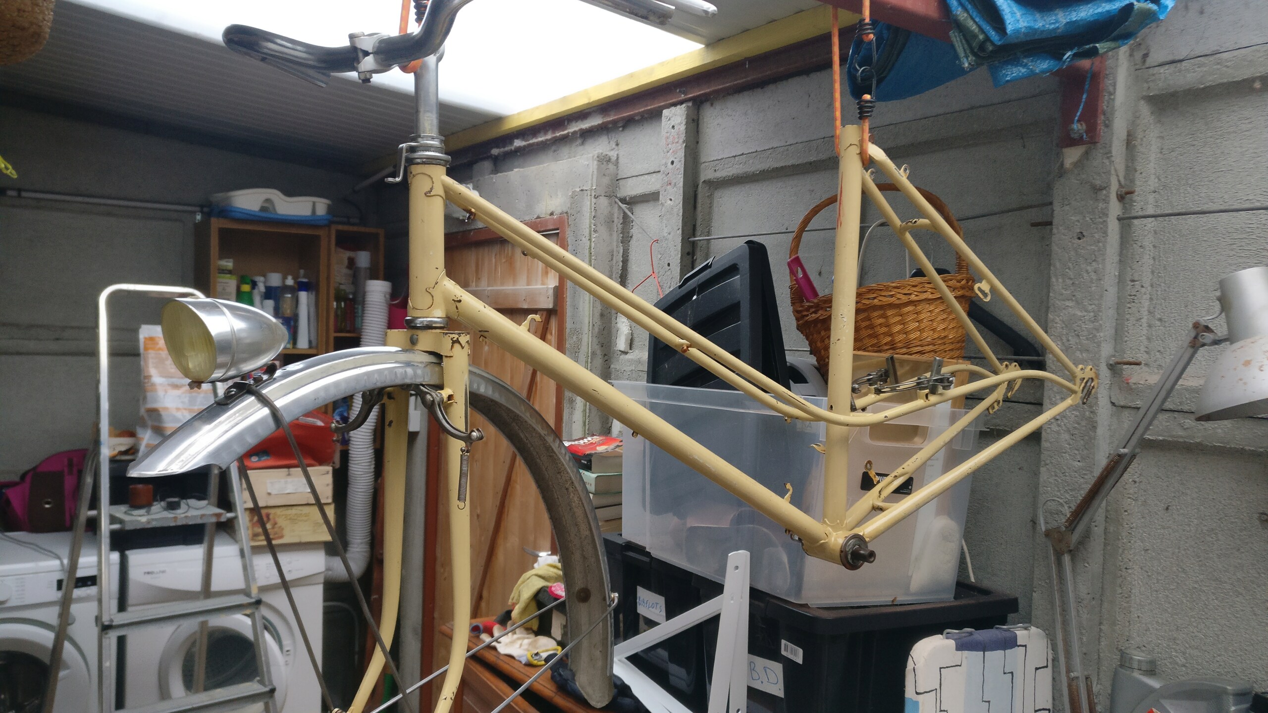 Un vélo jaune sans marque a identifier. Img_2591