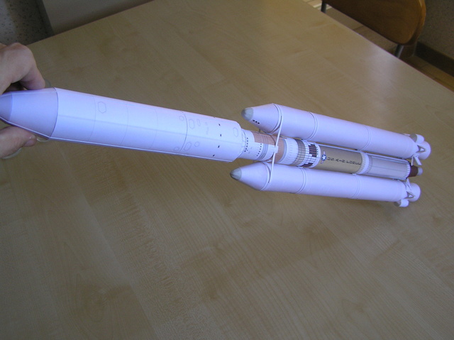 Lanceurs spatiaux: 16 : Delta IV 5M-4, 1/100, papier. P7290010