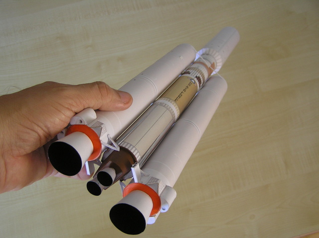 Lanceurs spatiaux: 16 : Delta IV 5M-4, 1/100, papier. P7290011