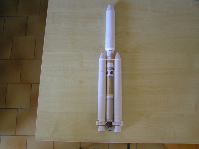 Lanceurs spatiaux: 16 : Delta IV 5M-4, 1/100, papier. P7290012