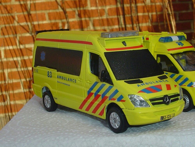 à vendre plusieurs miniatures ambulances smur  2016-013