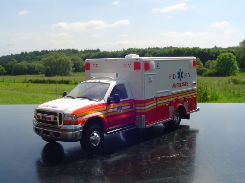 à vendre plusieurs miniatures ambulances smur  F3d82511
