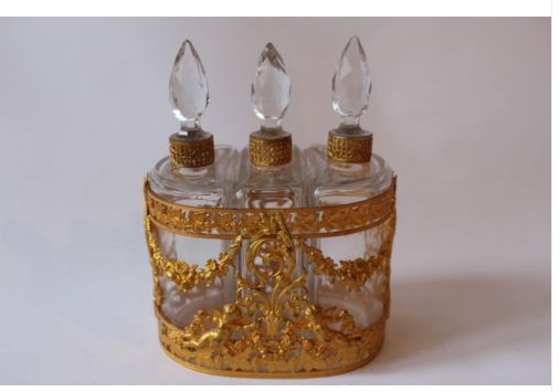Flaconnier à parfum style Napoléon III support en métal découpé décor char tiré par un lion et angelots - époque indéterminée Perfum10