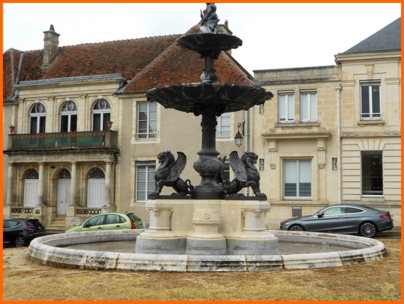 Cher (18) Bourges / puits et horloge solaire/ Fontaines Dscn1011