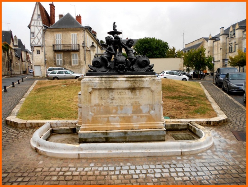 Cher (18) Bourges / puits et horloge solaire/ Fontaines Dscn1012