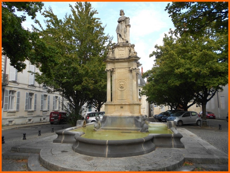 Cher (18) Bourges / puits et horloge solaire/ Fontaines Dscn1110