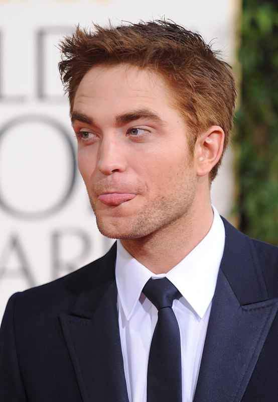 Robert Pattinson présent aux Golden Globes 2011 - Page 3 Hq-410