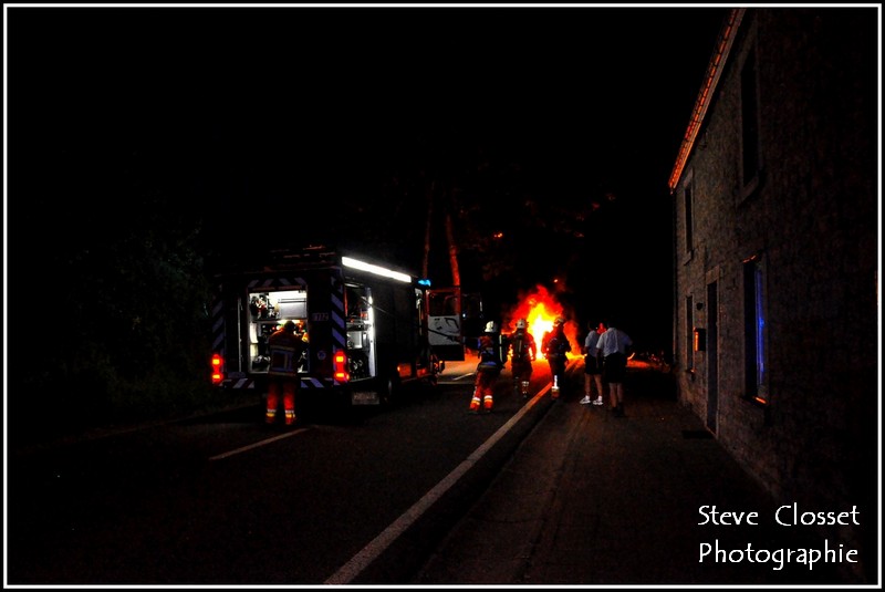 belgique , sri Rochefort , une auto percute un arbre et prend feu 17 aout 2012   photos  Dsc_0110