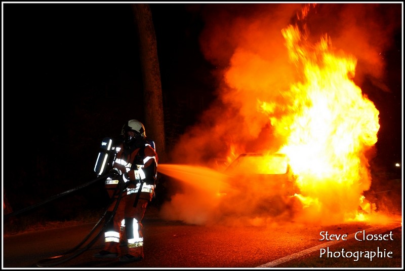 belgique , sri Rochefort , une auto percute un arbre et prend feu 17 aout 2012   photos  Dsc_0111
