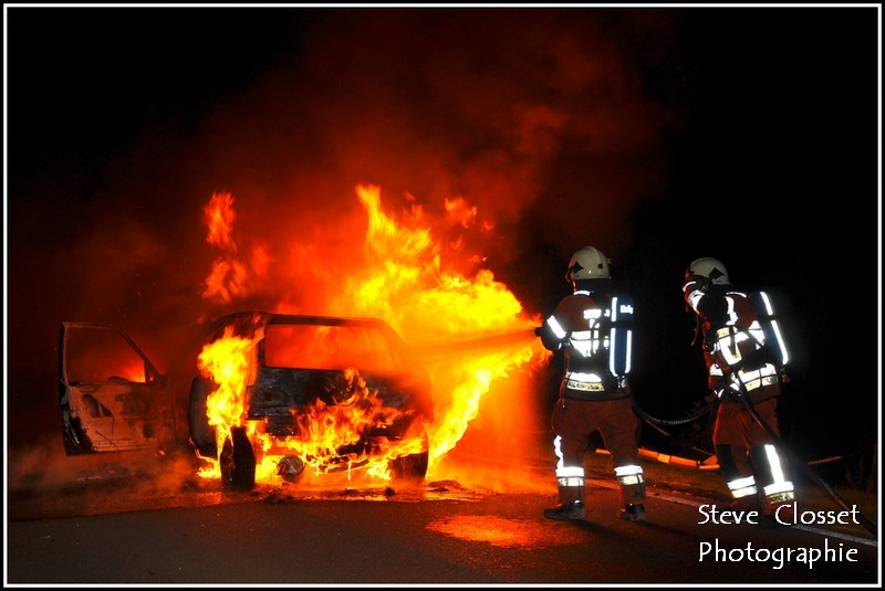 belgique , sri Rochefort , une auto percute un arbre et prend feu 17 aout 2012   photos  Dsc_0112
