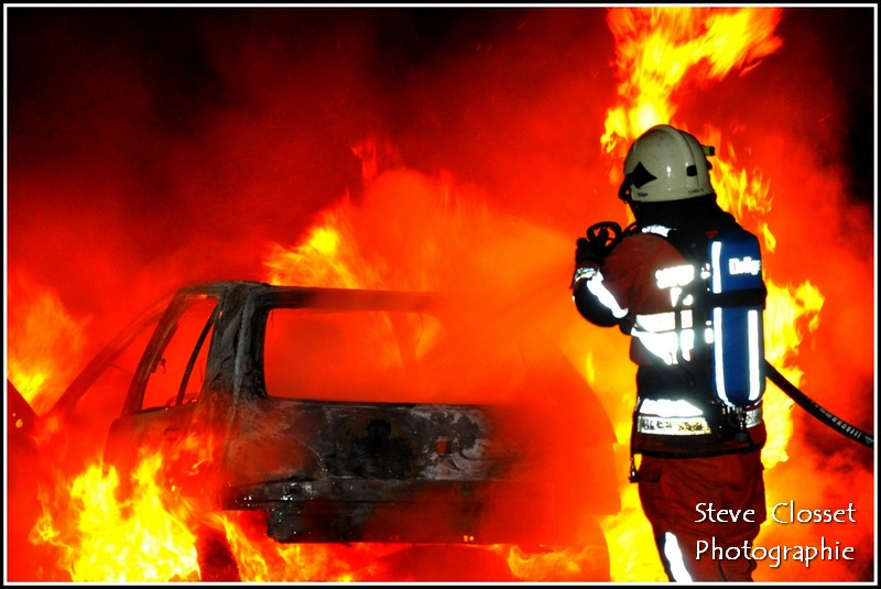 belgique , sri Rochefort , une auto percute un arbre et prend feu 17 aout 2012   photos  Dsc_0113