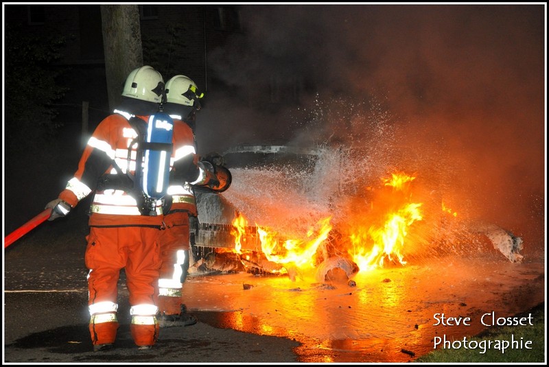 belgique , sri Rochefort , une auto percute un arbre et prend feu 17 aout 2012   photos  Dsc_0210