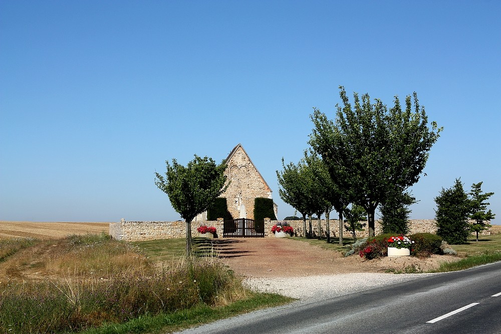 Chapelle isole en bord de route Chapel11