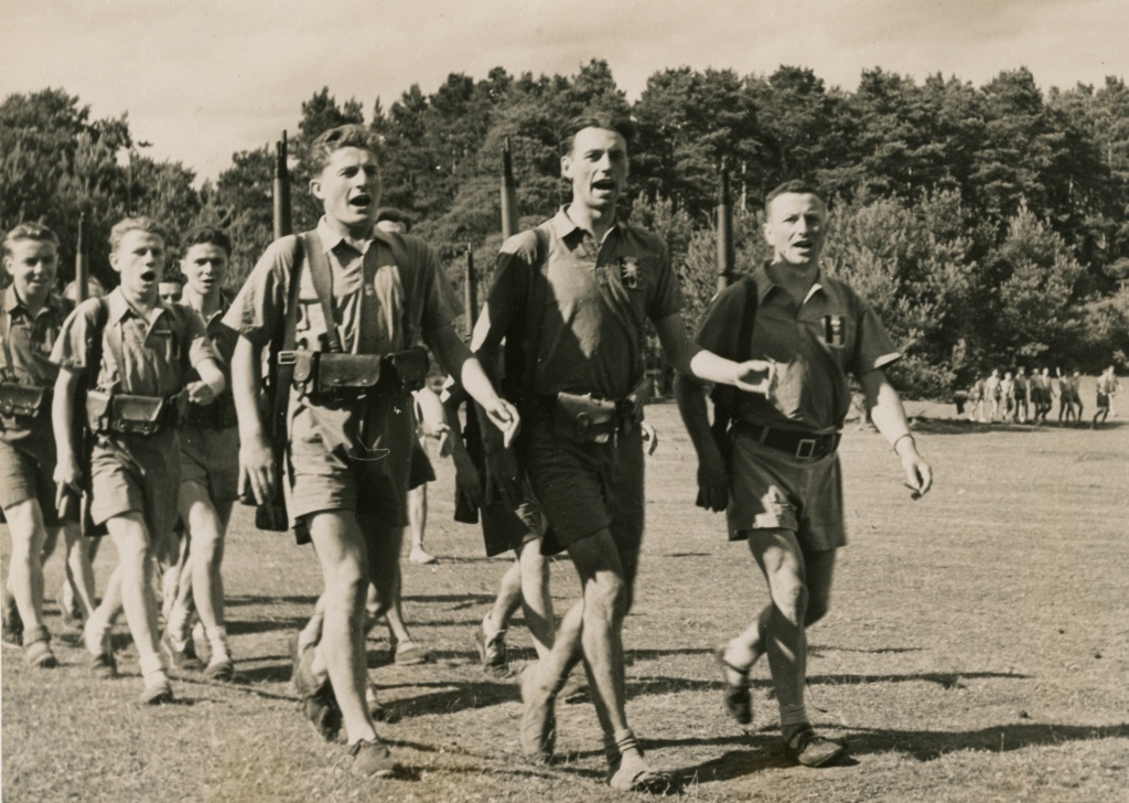 Bien équipé pour le repos : chaussons de l'armée française - 1957 Tenue_13