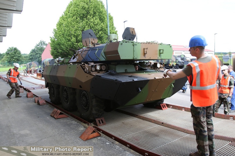 Train de véhicules militaires qui partent pour le 14 juillet Train_13