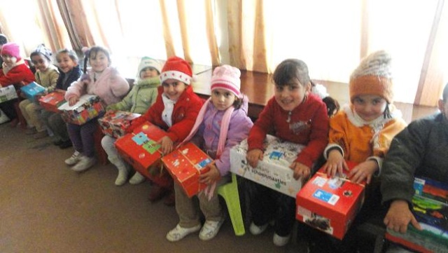 منظمة كابني تقوم بتوزيع الهدايا في بلدة تللسقف 1_110