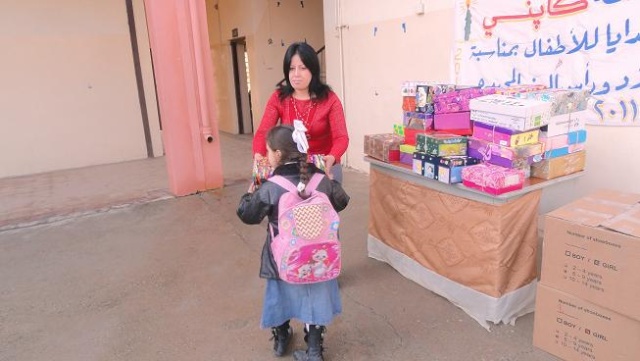 منظمة كابني تقوم بتوزيع الهدايا في بلدة تللسقف 1_1210