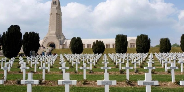 A Verdun et Douaumont, les joueurs de Pokémon Go chassent au milieu des tombes de soldats 5a85ae10