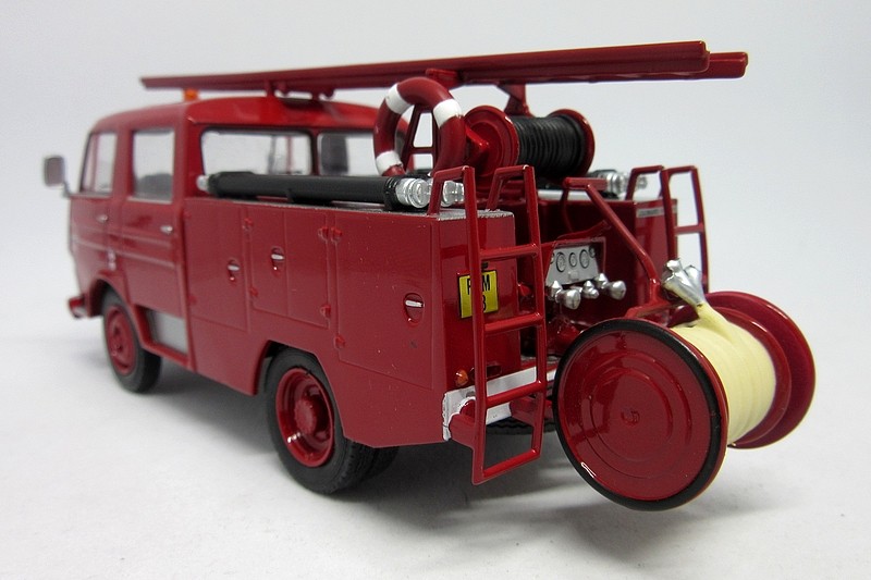 "Camions et véhicules de Sapeurs Pompiers au 1/43" par HACHETTE Collections - 2011  52_pre10