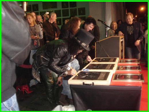 SLASH AGREGADO AL HOLLYWOOD'S ROCKWALK 310