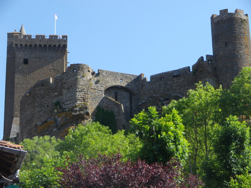 Le château forteresse et le village de Polignac - Page 2 Polign11