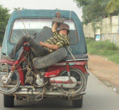 Se déplacer en dormant sur une moto (Cambodge) Dort-s10